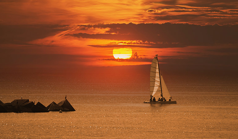 barcelona bucket list sailing