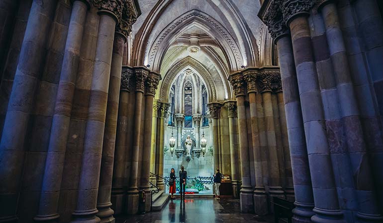 visit sagrada familia crypt