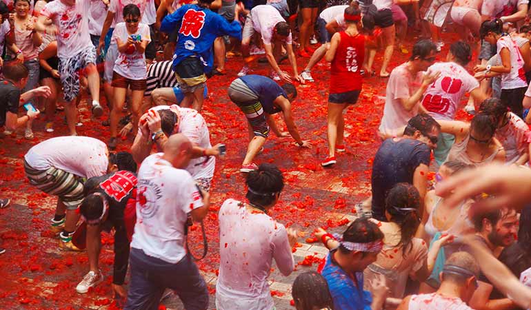 tomato throwing festival spain