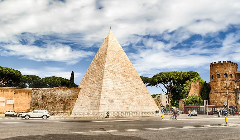 visit rome at christmas pyramid of Cestius 