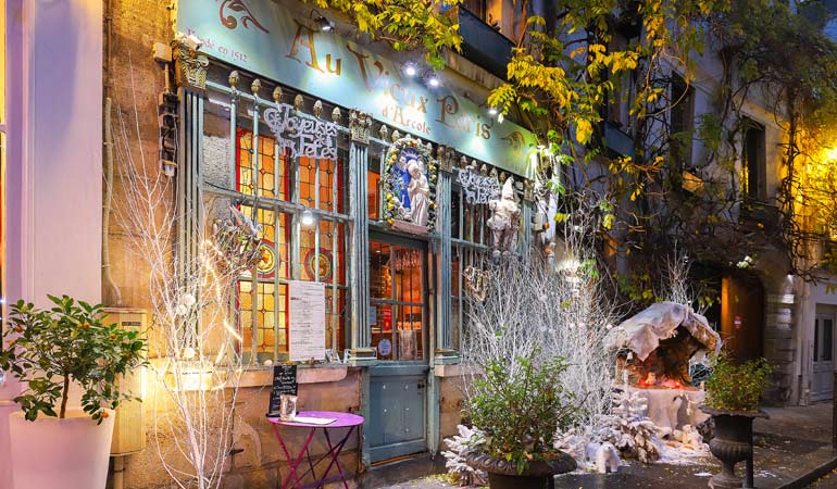 romantic paris cafes