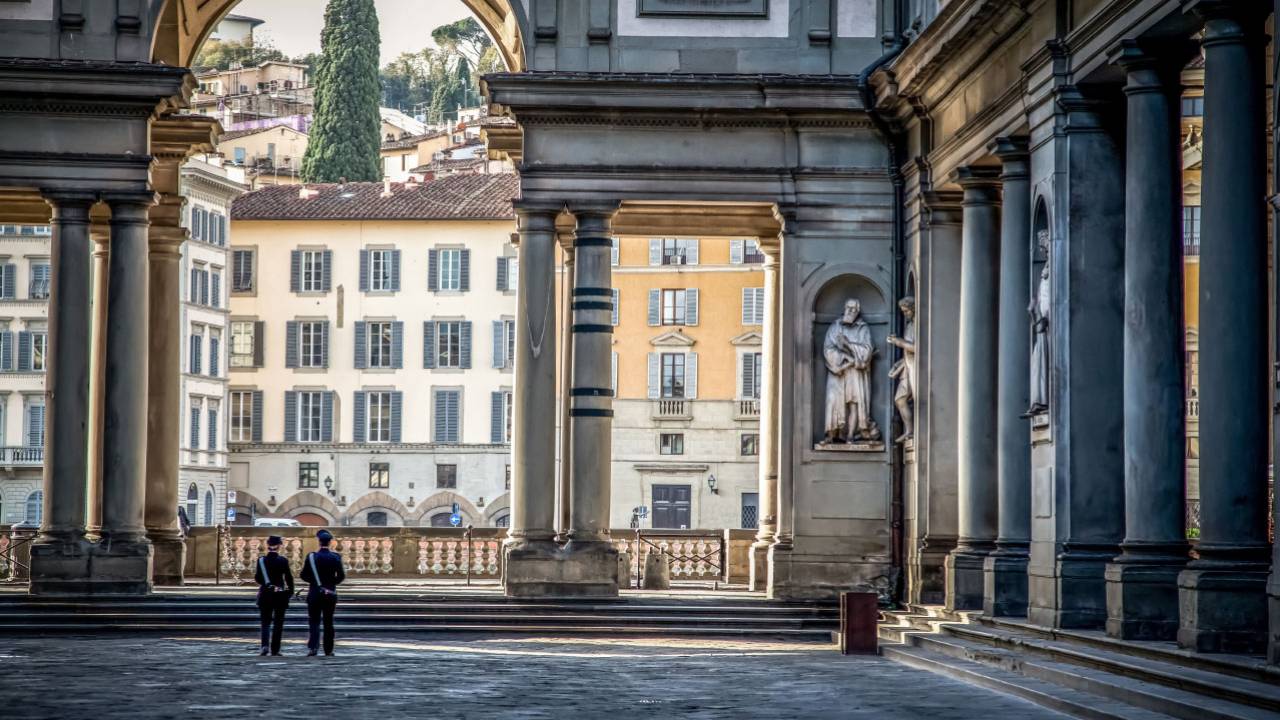 Uffizi outside detail 