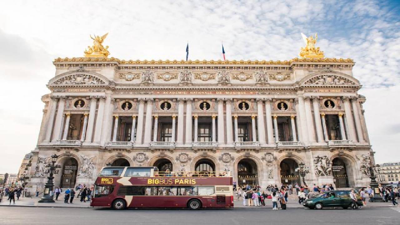 Palais Garnier and Paris Big bus