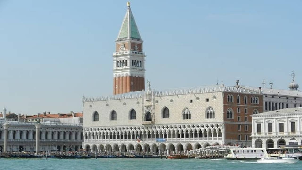  Venice: Magnificent Doge's Palace & St. Mark's Square