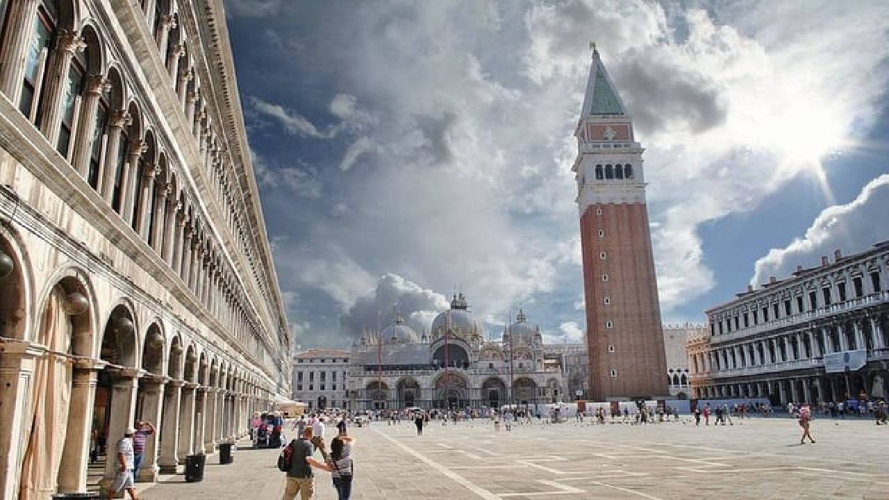  Venice: Magnificent Doge's Palace & St. Mark's Square