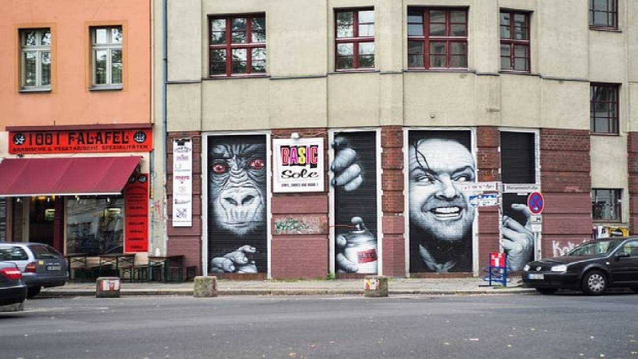 Berlin: Kreuzberg Street Art & Urban Life Walking Audio Tour on a Mobile App