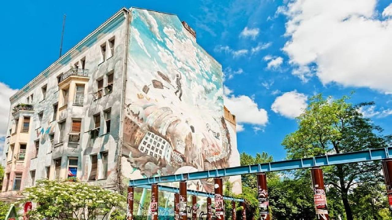 Berlin: Kreuzberg Street Art & Urban Life Walking Audio Tour on a Mobile App