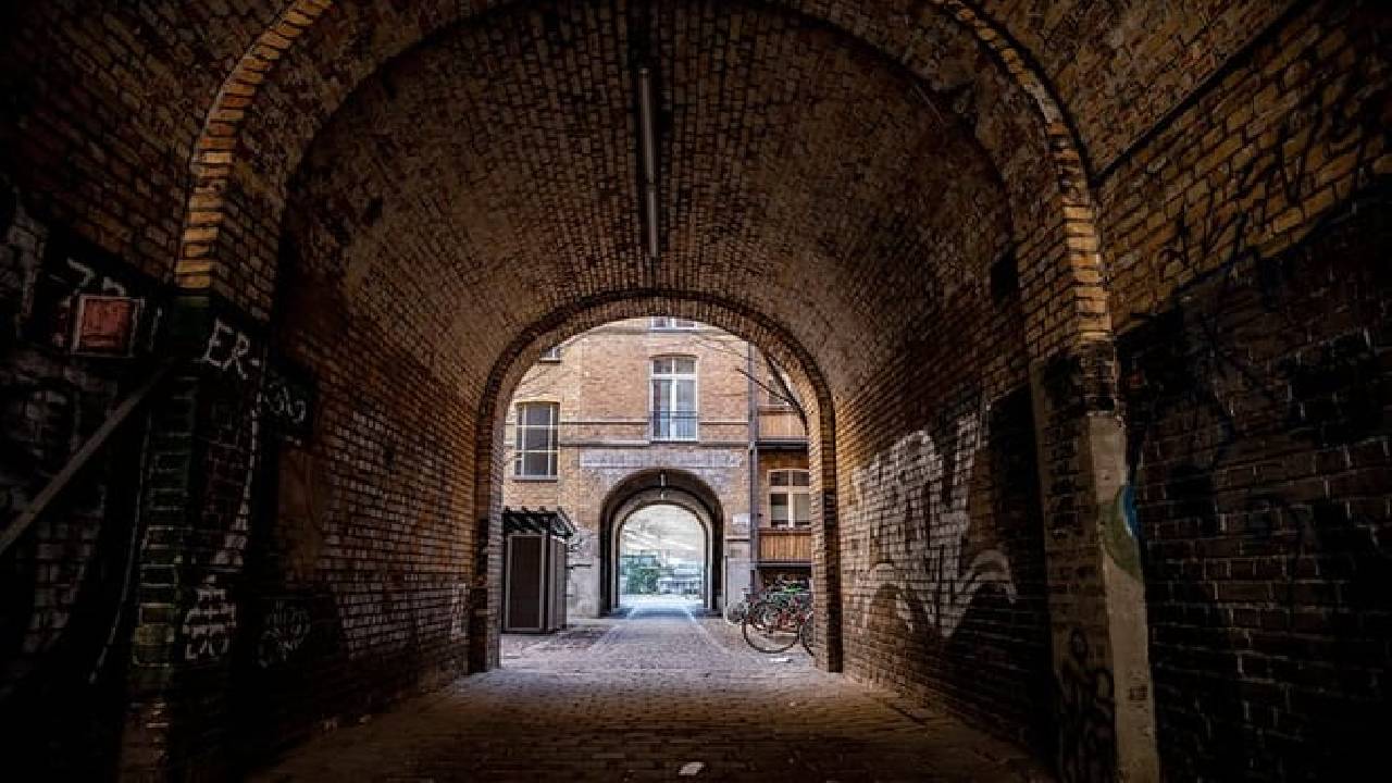 Berlin: Kreuzberg Street Art & Urban Life Walking Audio Tour on a Mobile App