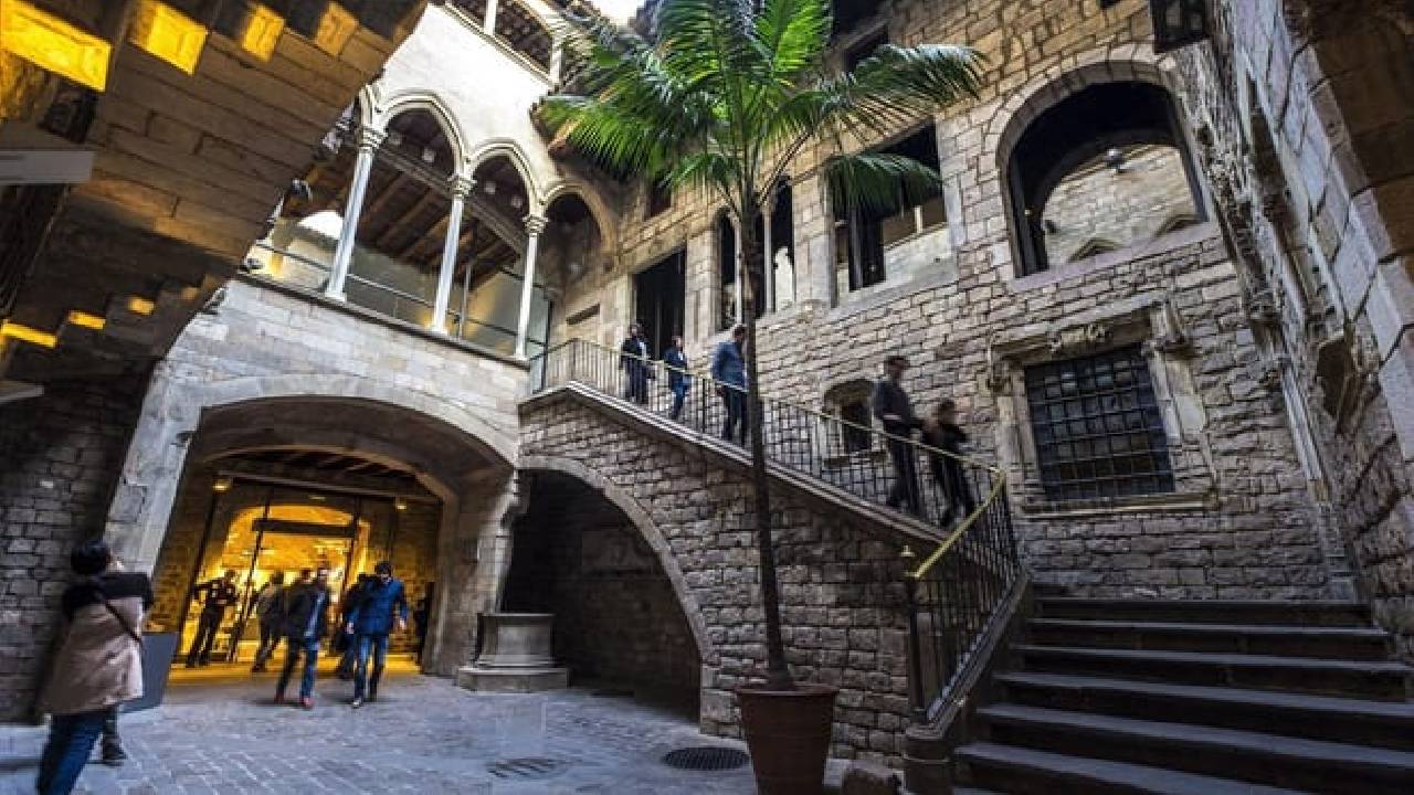 Barcelona: Picasso Museum Ticket & Audio Tour with a City Walk
