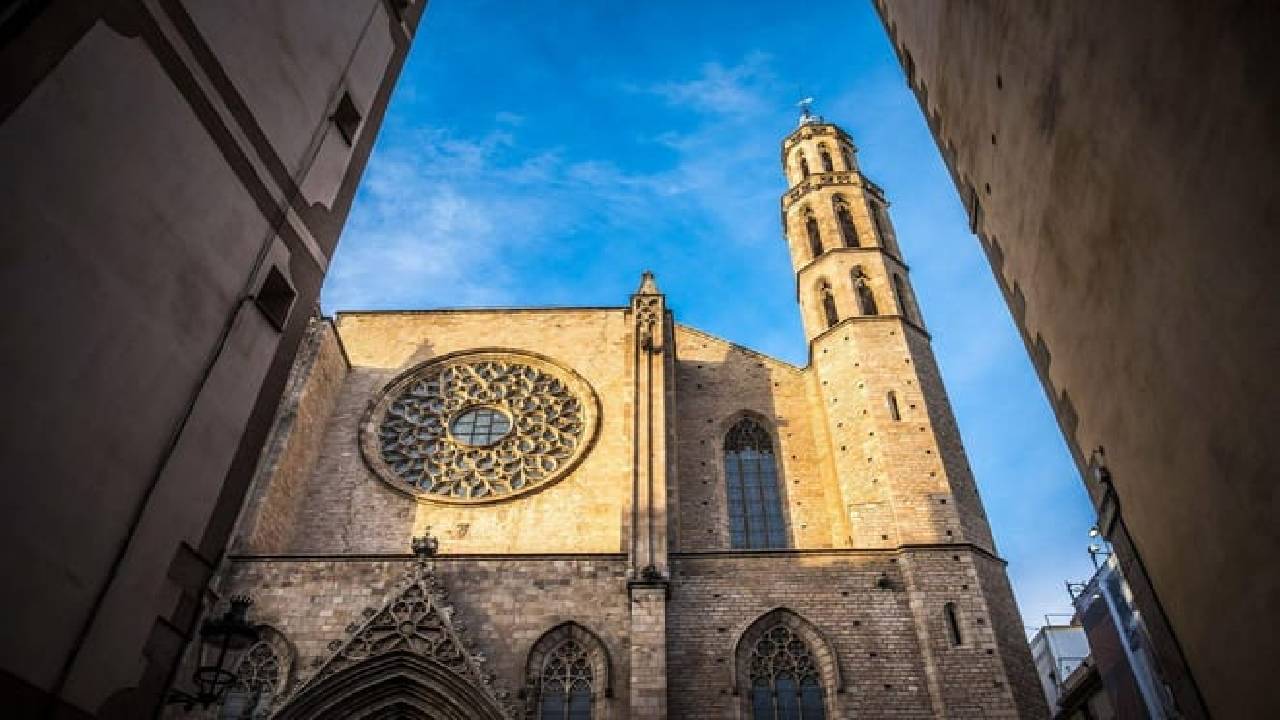 Barcelona: Picasso Museum Ticket & Audio Tour with a City Walk