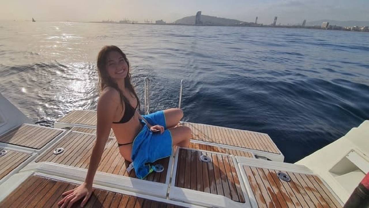 Waves & Wines: Private Wine & Tasting Experience in Barcelona