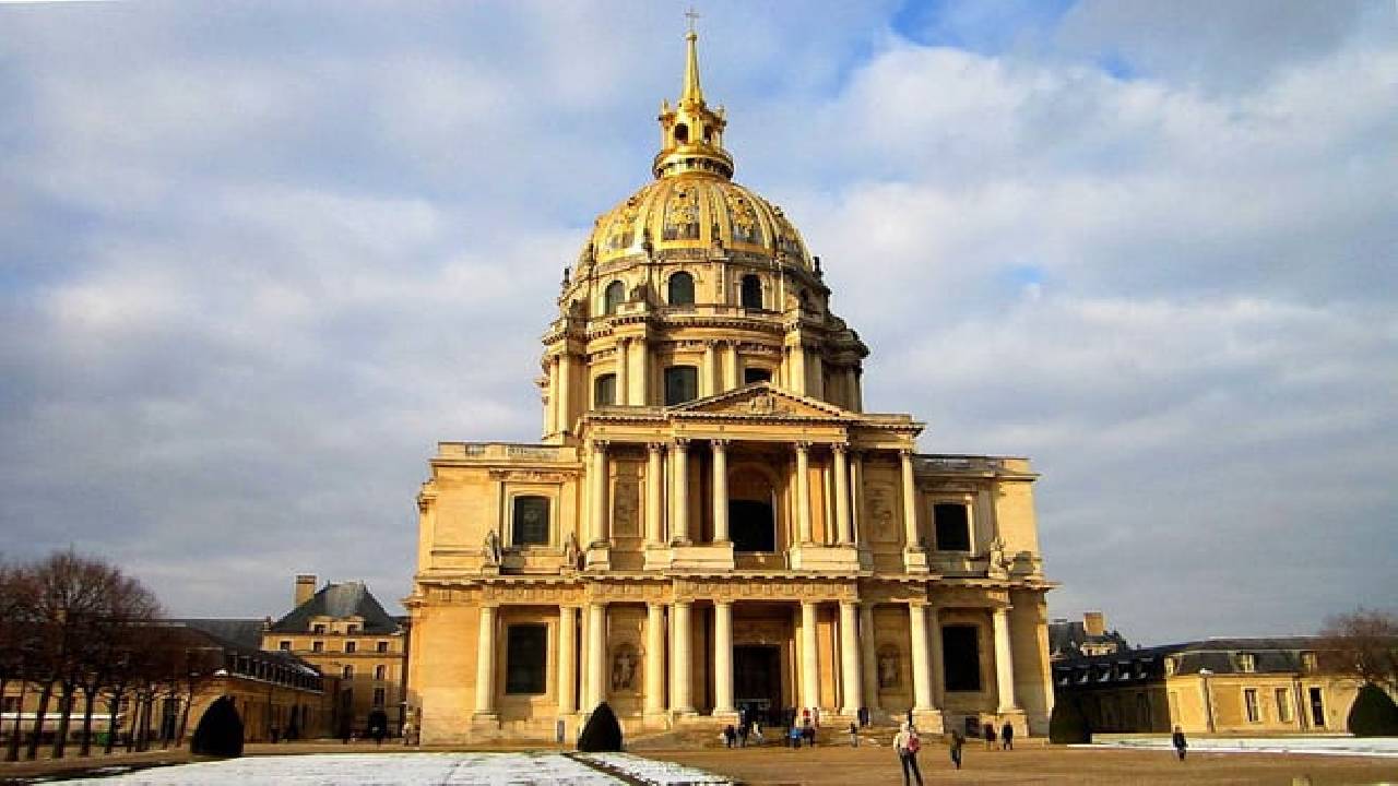 Discovering Paris: Walking Audio Tour along the River Seine