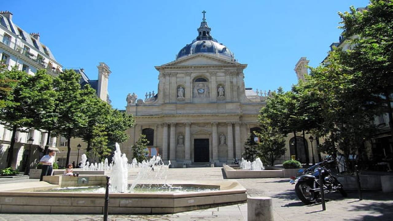 Latin Quarter – Roman Ruins & Gothic Churches Walking Audio Tour