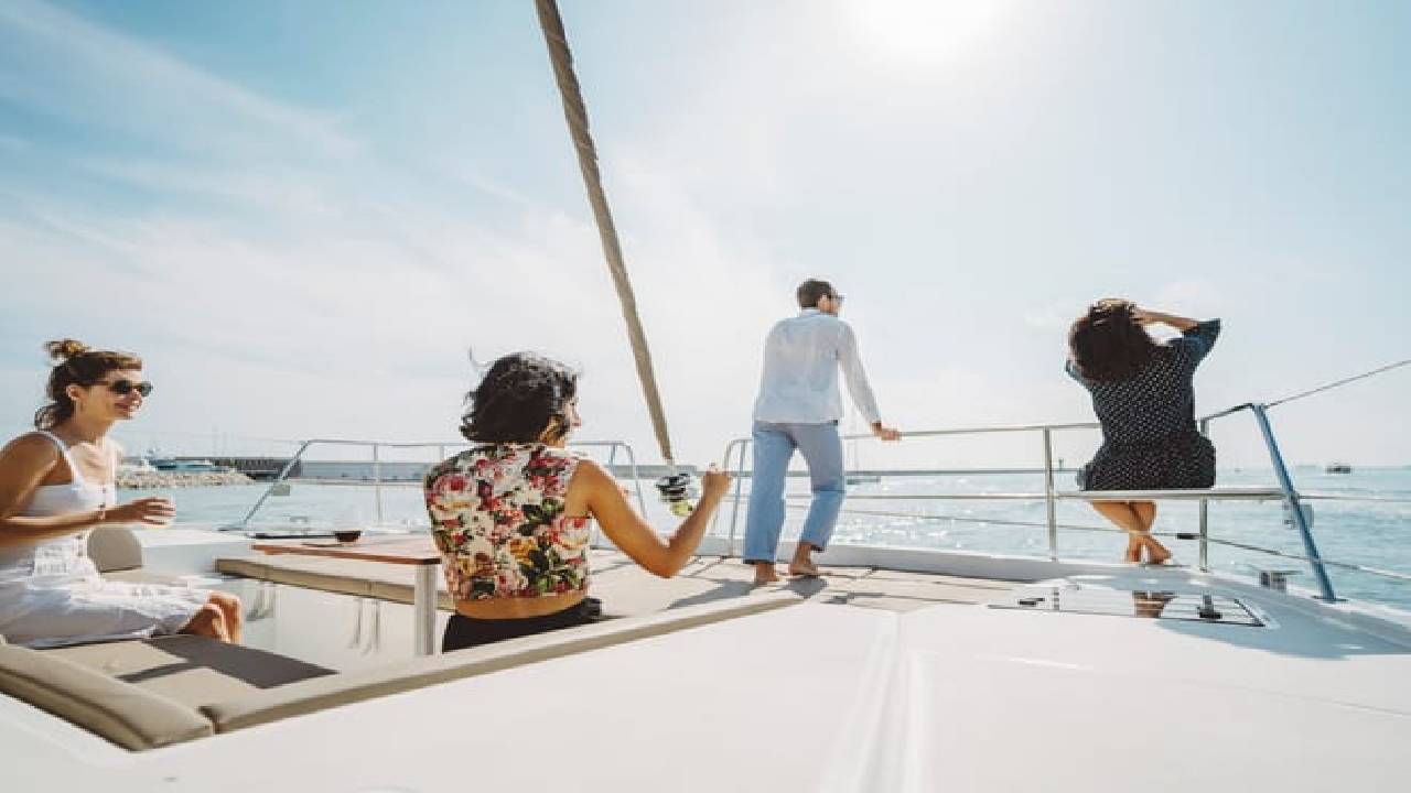 2 hours private luxury catamaran Barcelona (Bali 4.1)