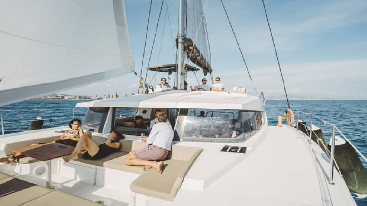 2 hours private luxury catamaran Barcelona (Bali 4.1)
