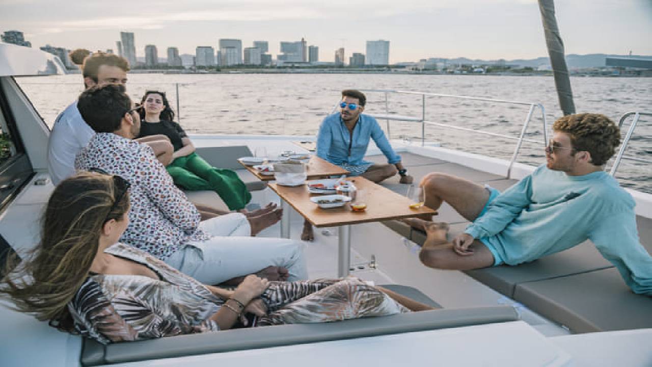 2 hours private luxury catamaran Barcelona (Bali 4.1)