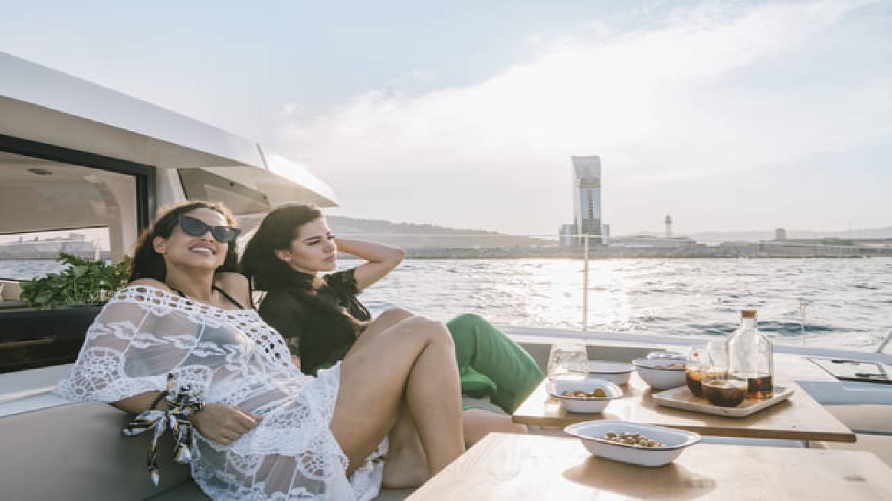 2 hours private luxury catamaran Barcelona (Bali 4.1)