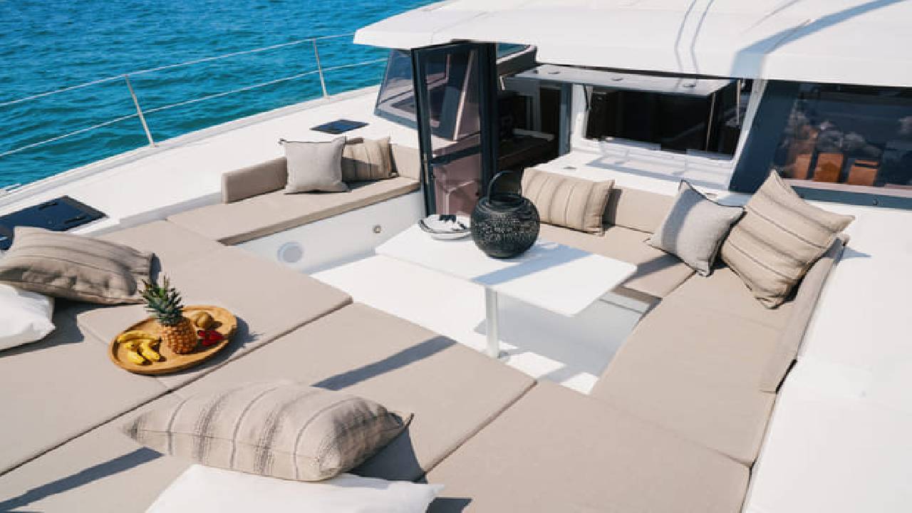 2 hours private luxury catamaran Barcelona (Bali 4.2)