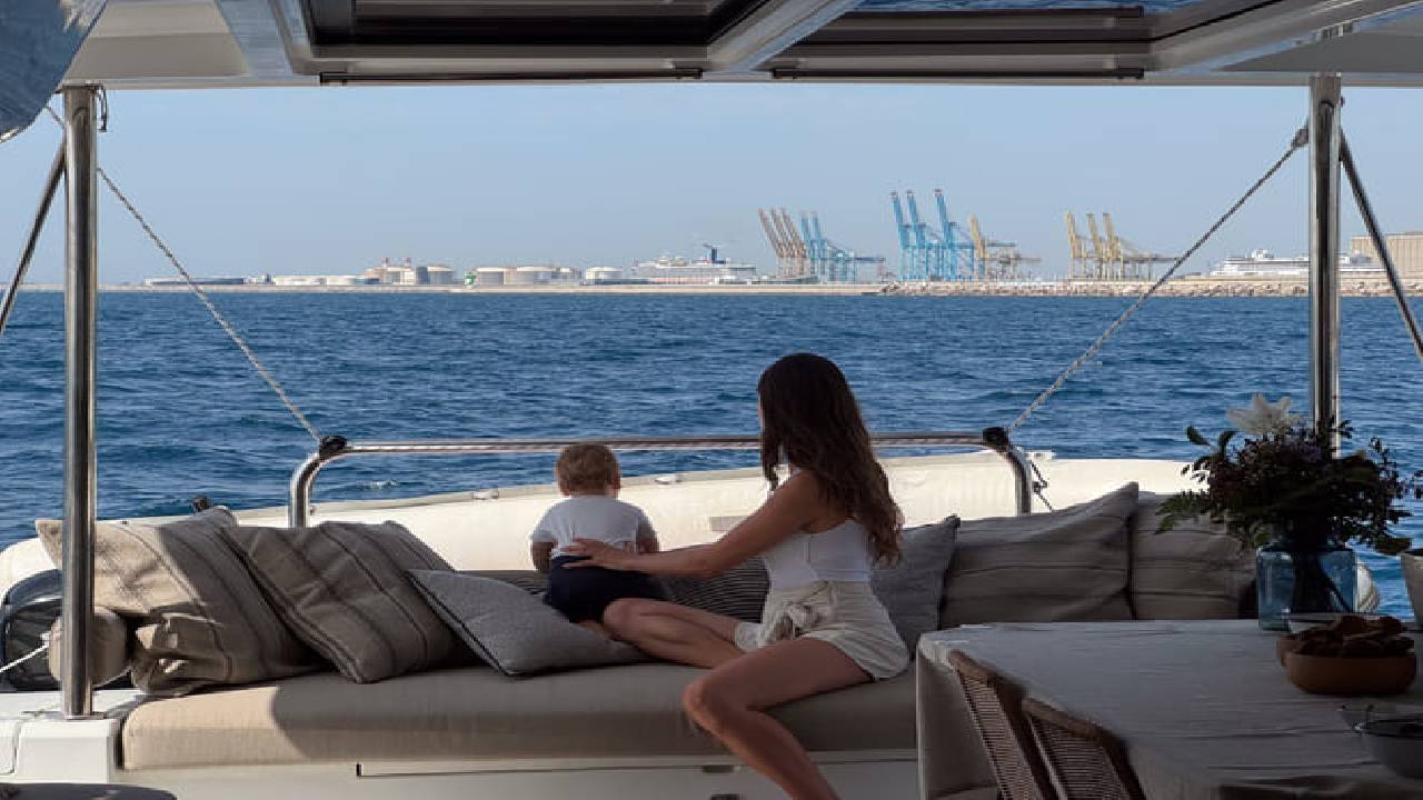 2 hours private luxury catamaran Barcelona (Bali 4.2)