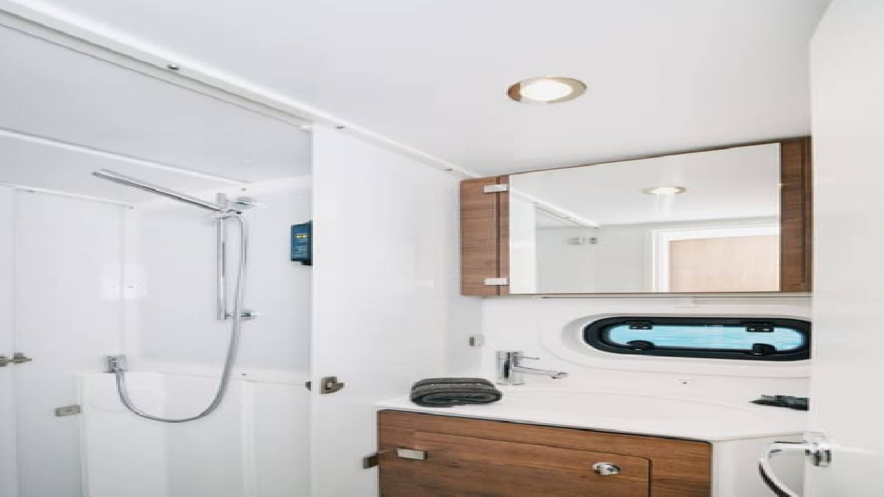 2 hours private luxury catamaran Barcelona (Bali 4.2)