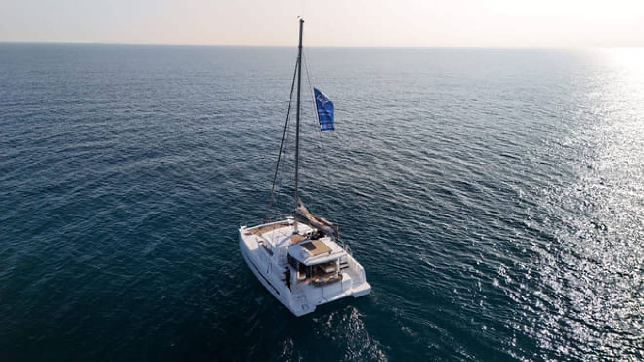 2 hours private luxury catamaran Barcelona (Bali 4.2)