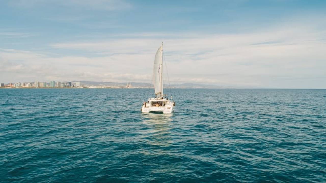 3 hours private luxury catamaran Barcelona (Bali 4.1)