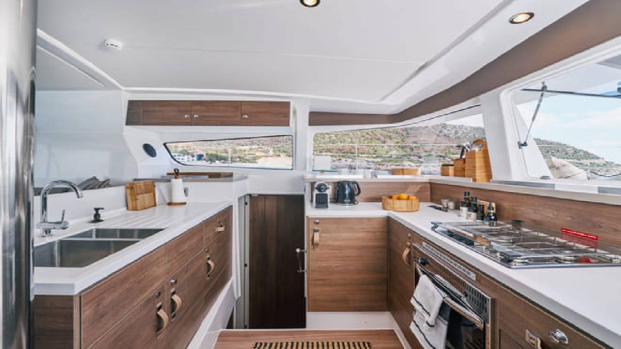 3 hours private luxury catamaran Barcelona (Bali 4.2)