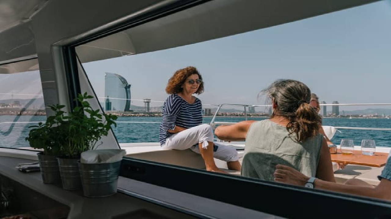4 hours private luxury catamaran Barcelona (Bali 4.1)