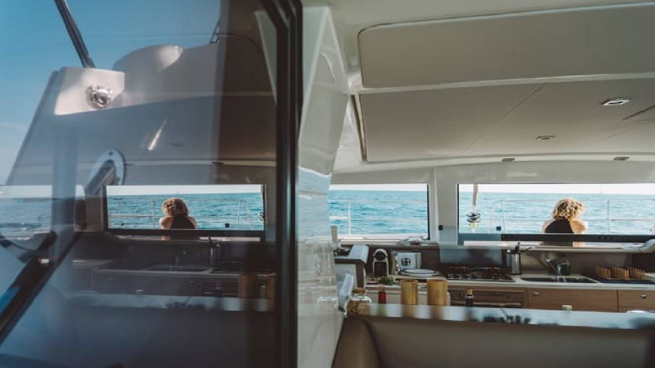 4 hours private luxury catamaran Barcelona (Bali 4.1)