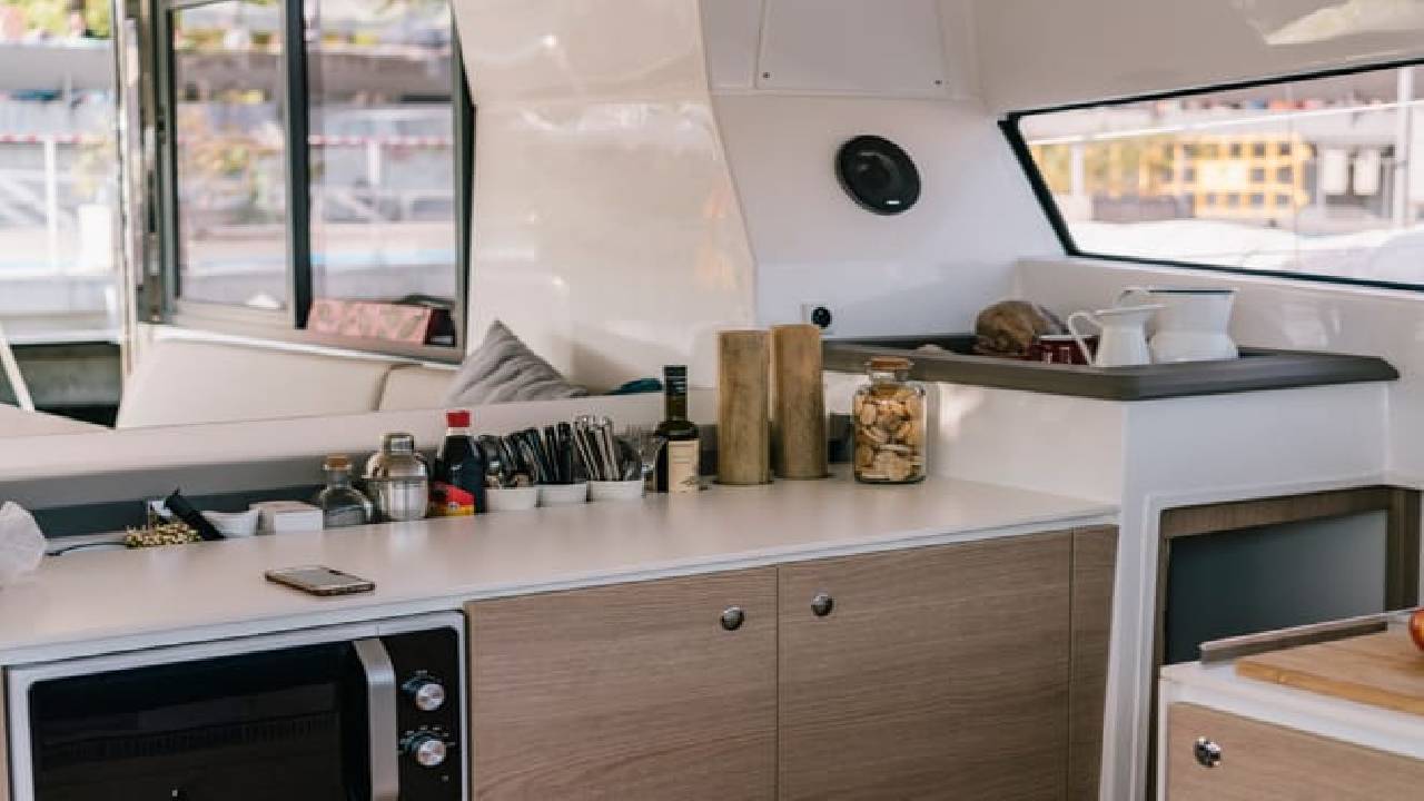 4 hours private luxury catamaran Barcelona (Bali 4.1)