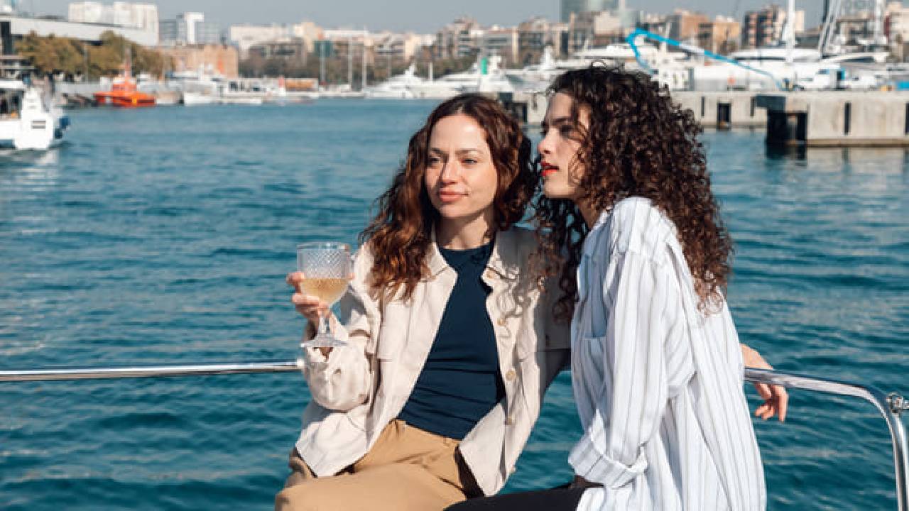 4 hours private luxury catamaran Barcelona (Bali 4.2)