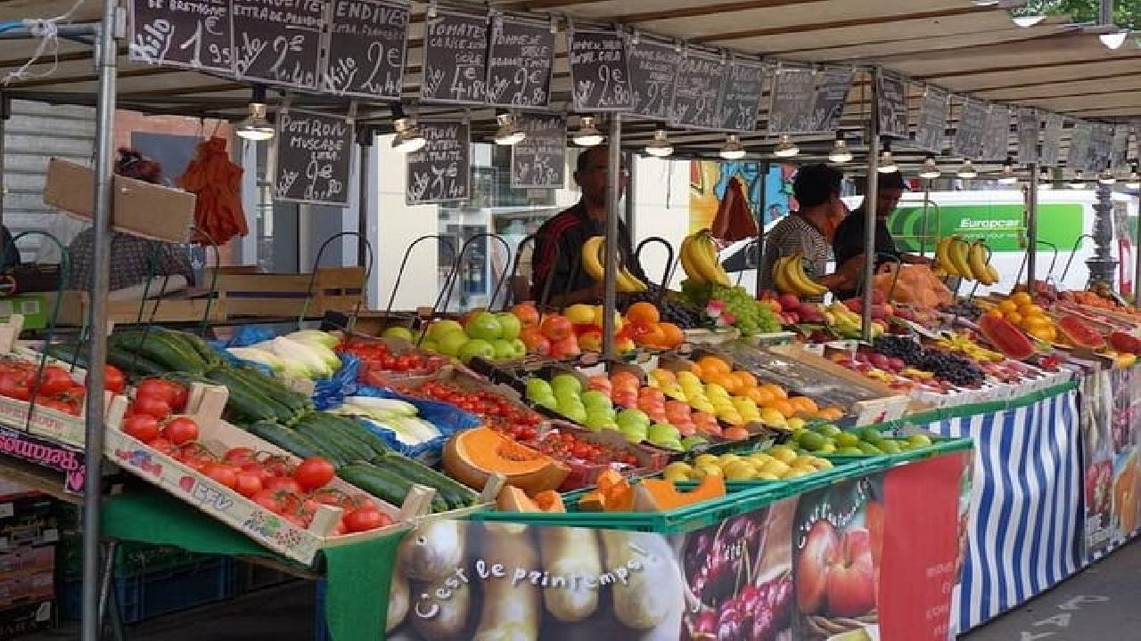 Local Food Market Walking Tour near the Marais