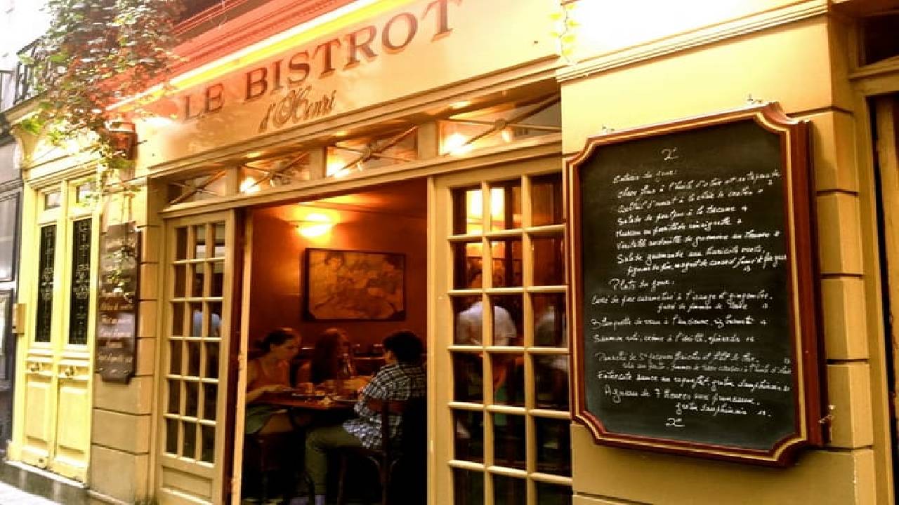 Montmartre French Bistrot, Aperitif and Wine Tasting Walking Tour 