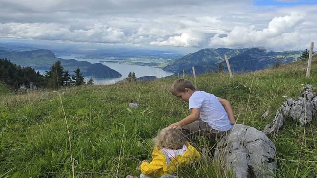 Snow Hike above Lake Lucerne and Fondue (Private Tour)