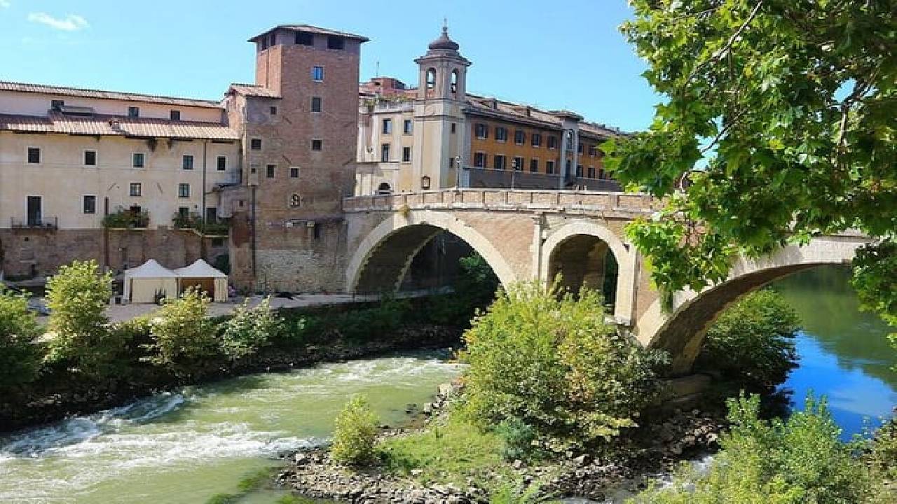 Rome 24-Hour Hop-On Hop-Off Bus + Vatican Museum & Sistine Chapel Tickets