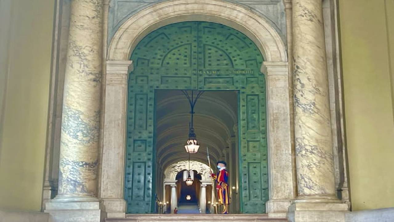 St Peter's Basilica and the Dome with Castel Sant'Angelo Private Tour