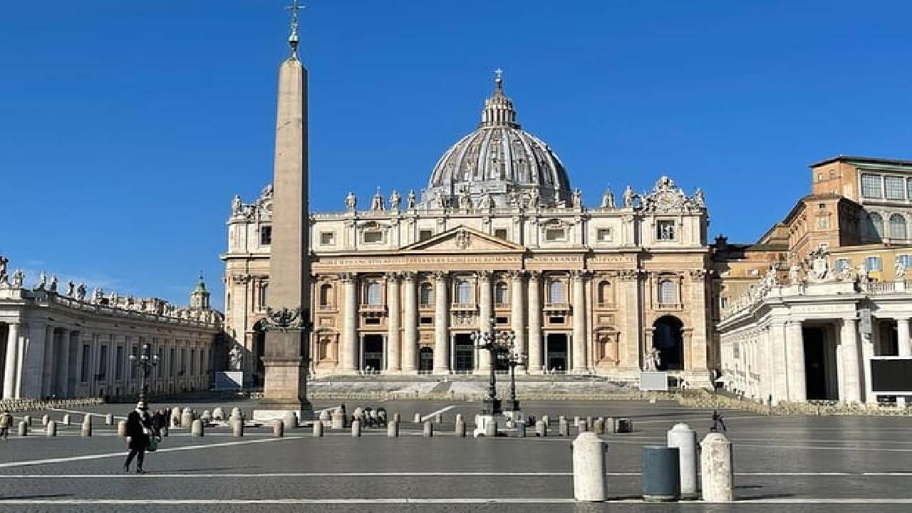 Rome Exclusive Private Chauffeured Tour with Food Tasting and Paired Wine