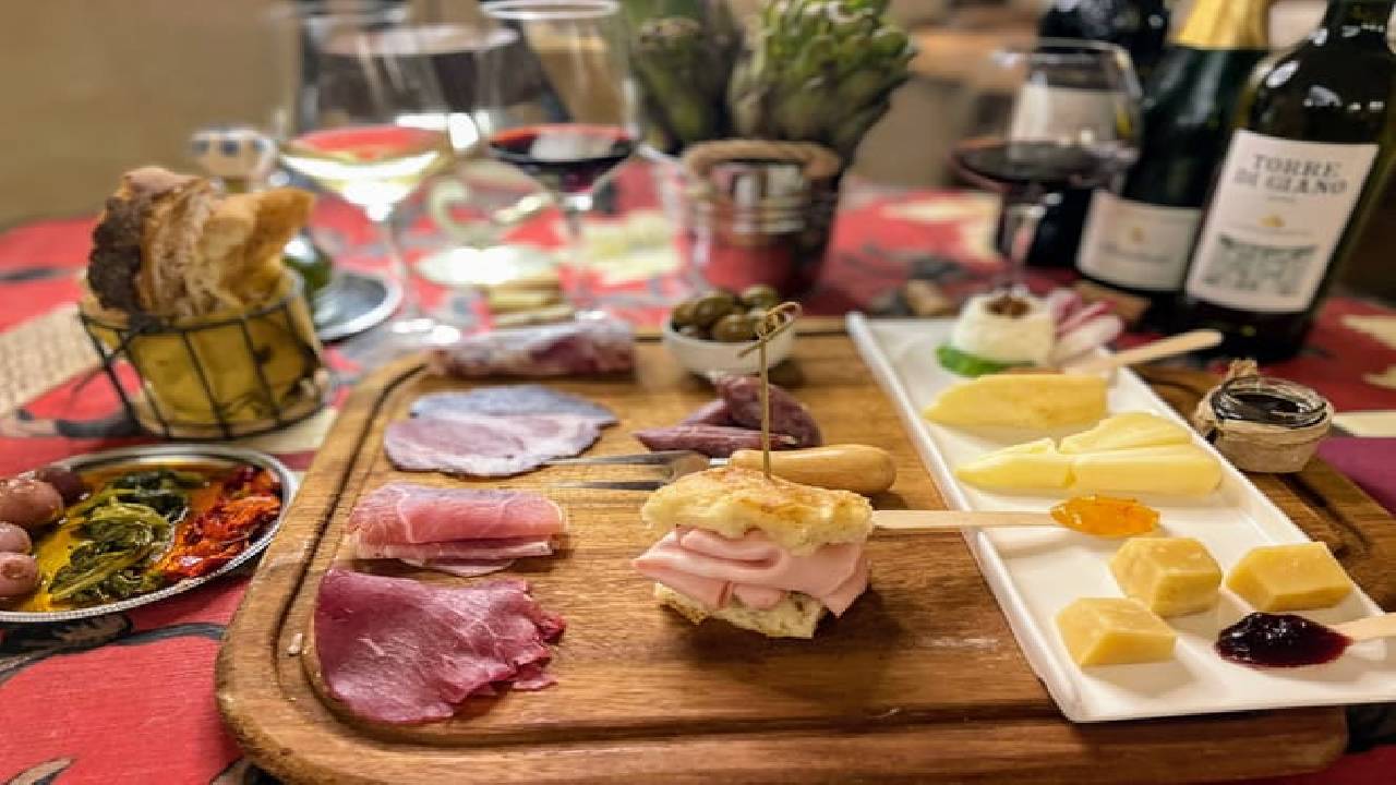 Rome Private Walking Tour and Traditional Food Tasting with Paired Wines