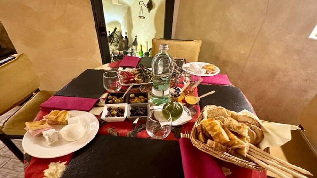 Rome: Trastevere Gourmet Food and Wine Tasting Experience