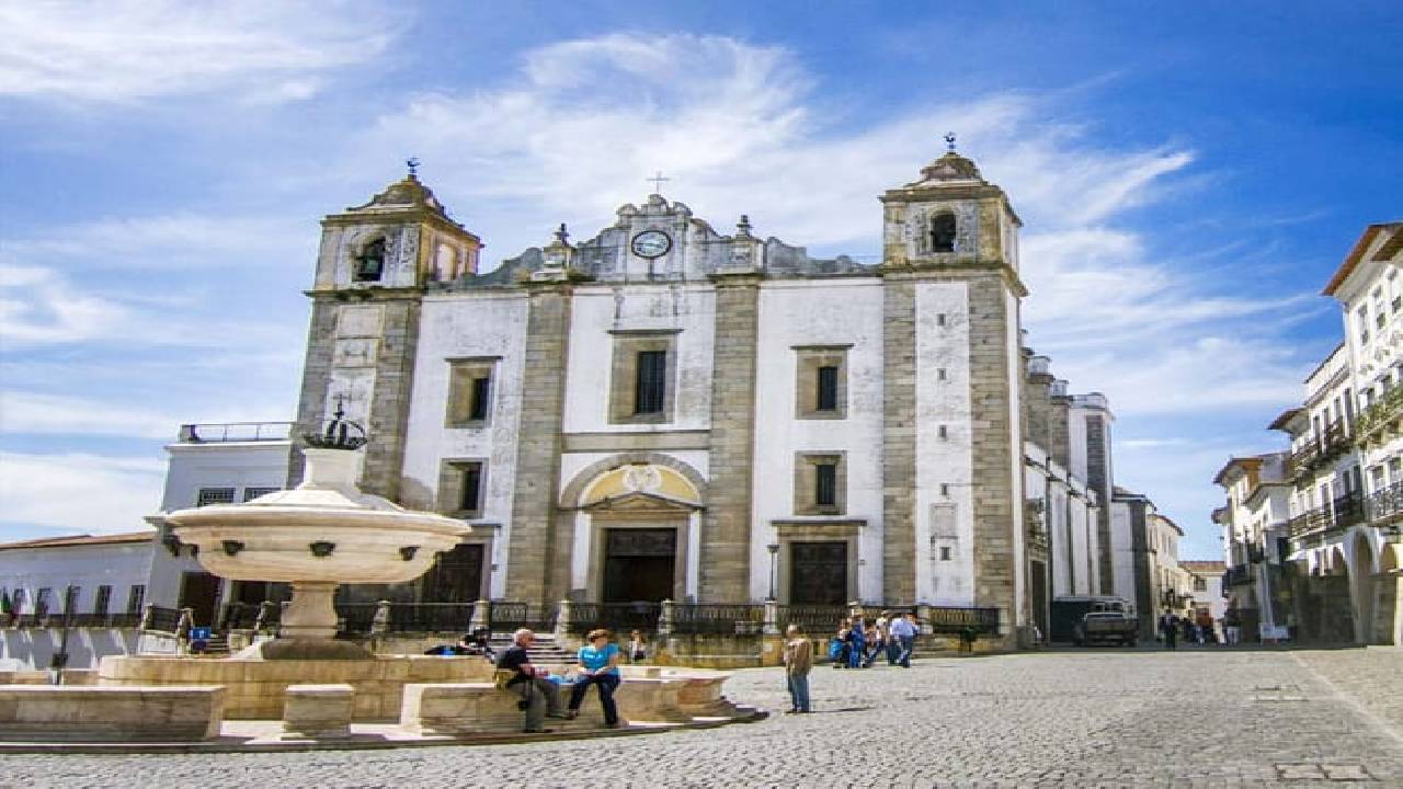 From Lisbon: Évora, Cathedral, Bones Chapel & Wine Tasting