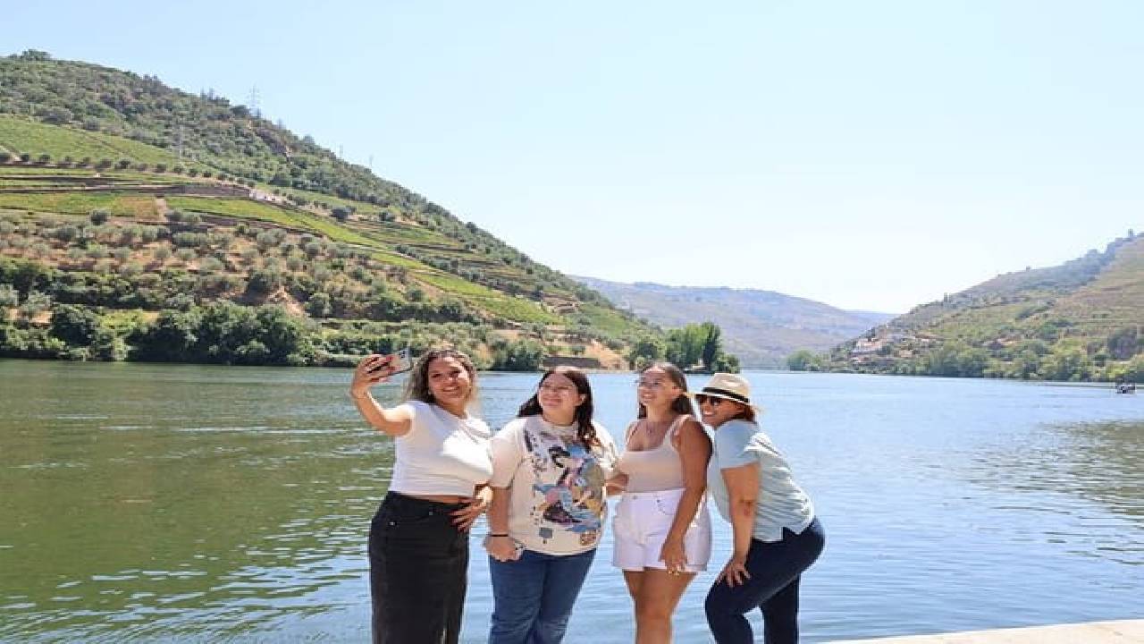 PRIVATE DOURO VALLEY: 2 boutique wineries, lunch & 1-h boat tour