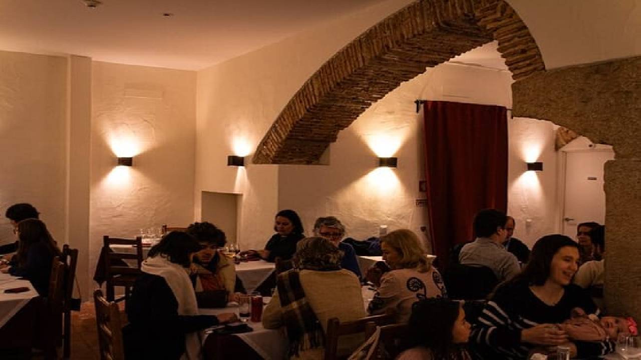Lisbon: Dinner with Rising Stars of Fado