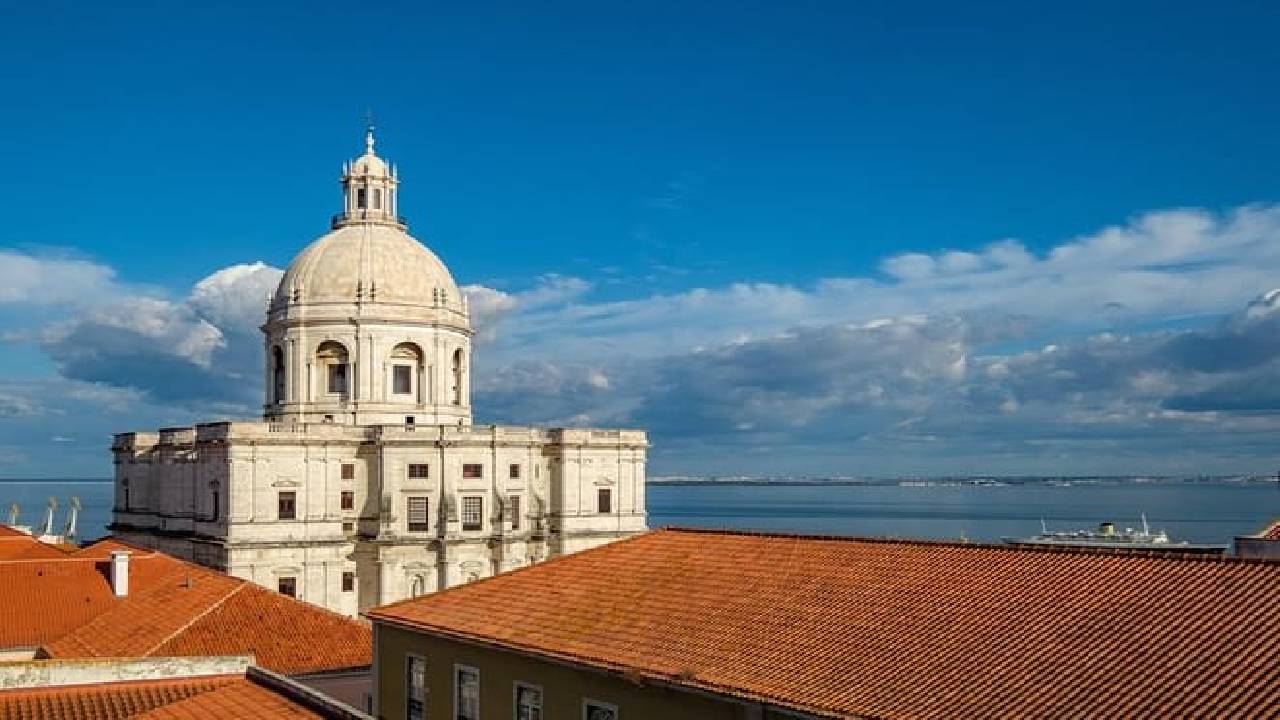 Lisbon Walking Tour with a Photographer - Morning Edition