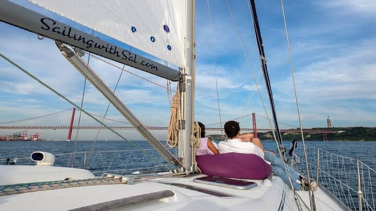 Lisbon: Private Sailing Tour Along the Tagus River