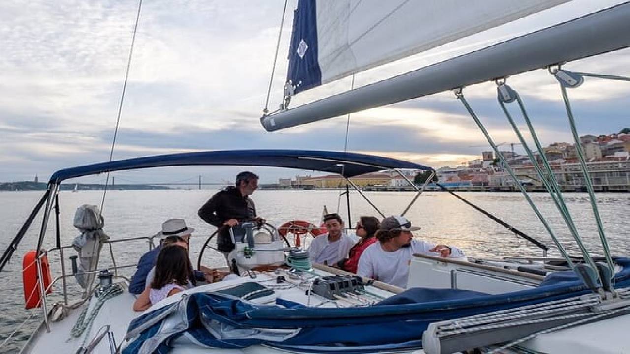 Lisbon: Private Sailing Tour Along the Tagus River