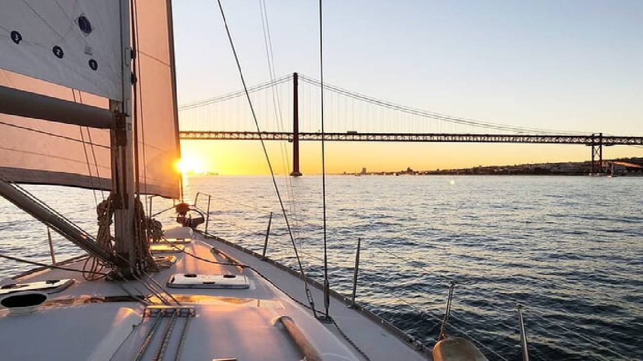 Lisbon: Private Sunset Sailing Tour