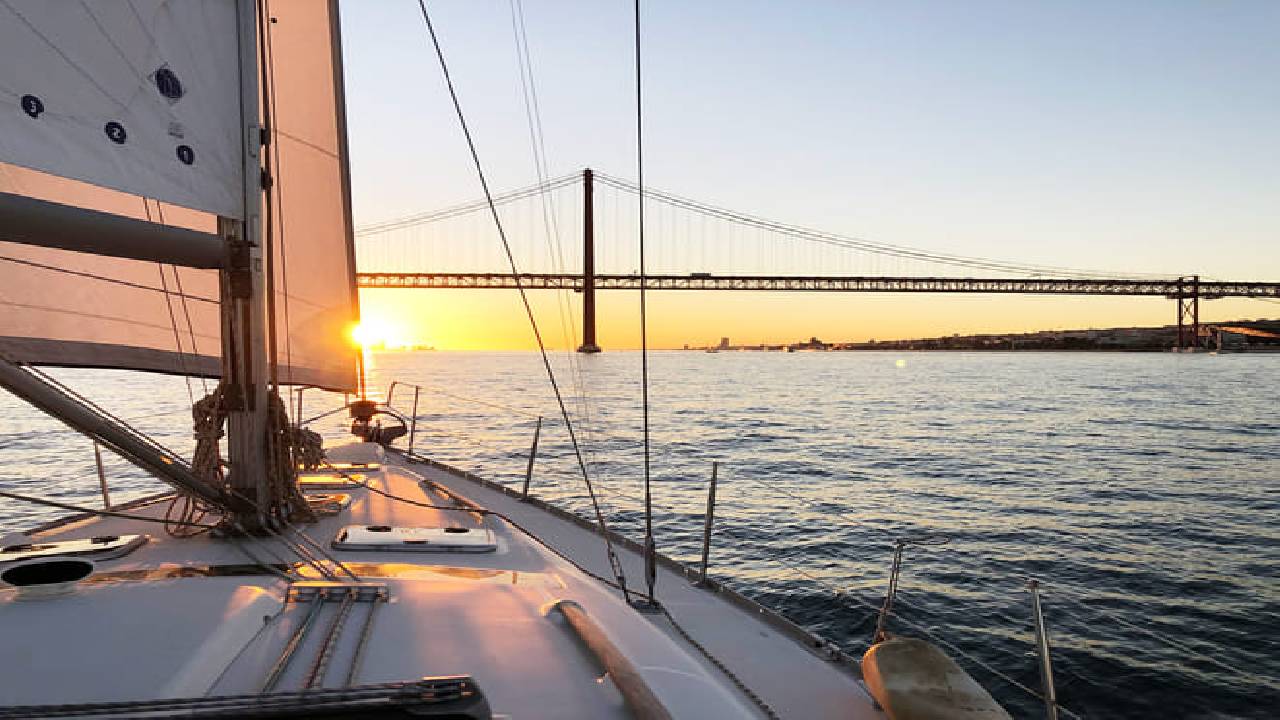 Lisbon: Private Sunset Sailing Tour