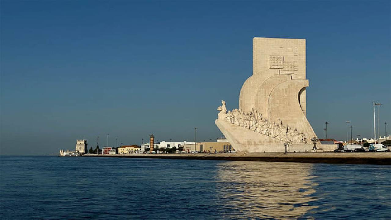 Lisbon: Private Sunset Sailing Tour