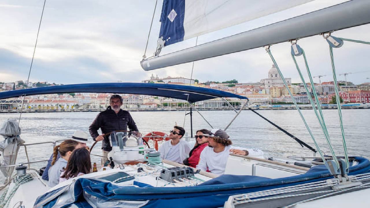 Lisbon: Private Sunset Sailing Tour