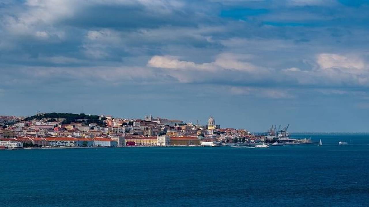 Private Tour - Discover Cacilhas with a Photographer